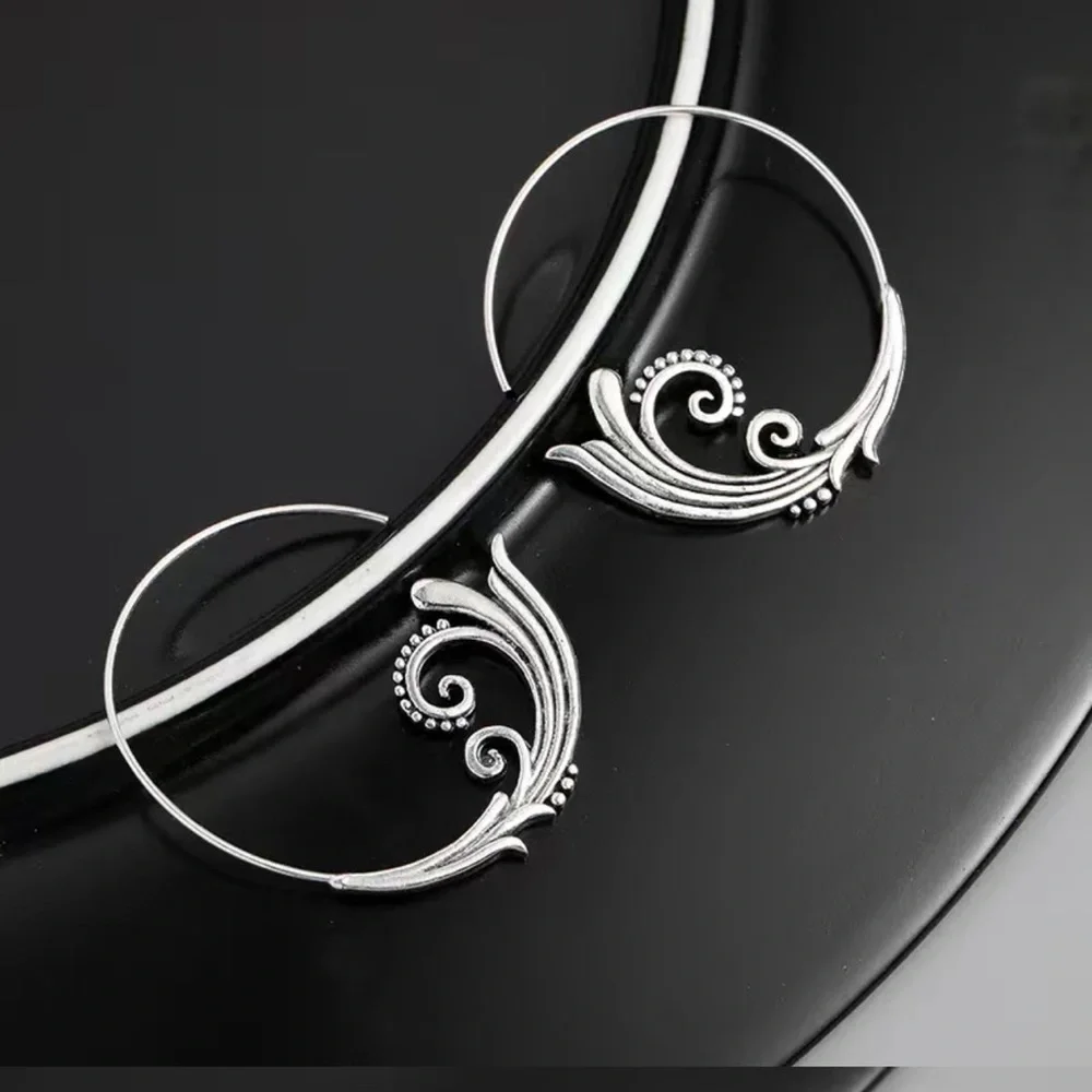 Exquisite Silver Hoop Embellished With Delicate Carved Leaf Vintage Hoops - Picture 5 of 6